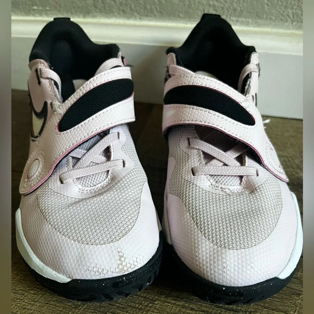 Nike team hustle d11 girls light pink basketball shoes size 2‎ and knee pads